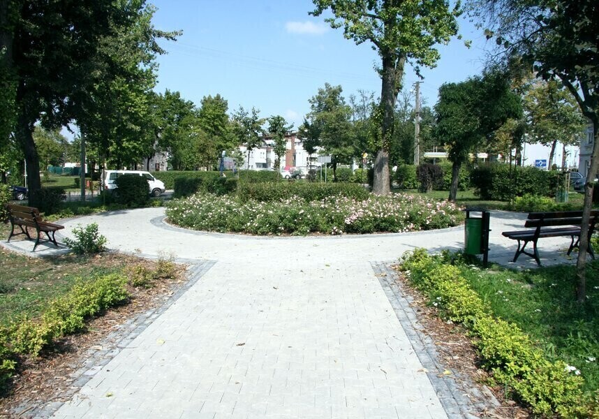 Na placu Litewskim jednak pojawiły się ławki