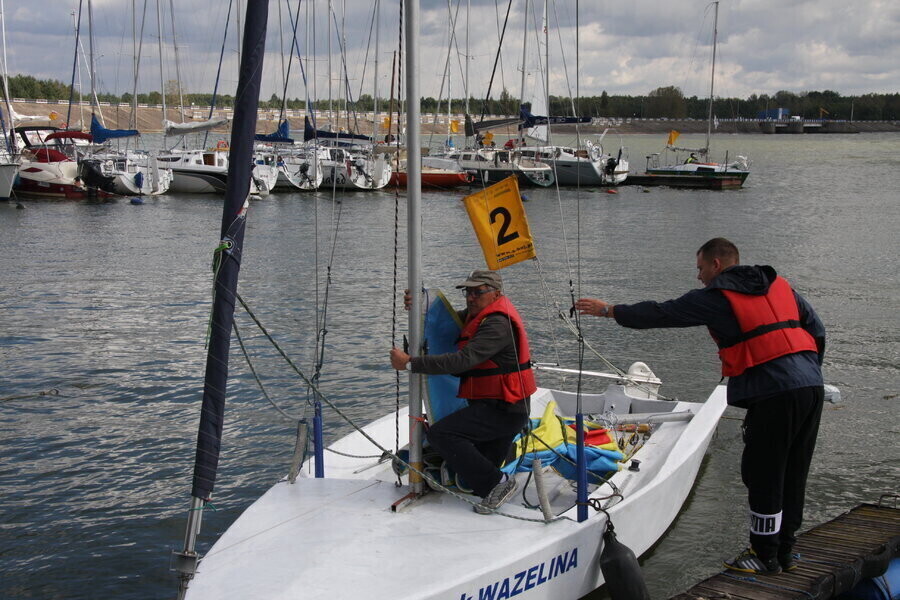 Płynęli po błękitną wstęgę