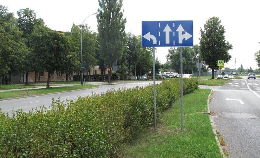 Niejednoznaczne oznakowanie na piotrkowskim skrzyżowaniu
