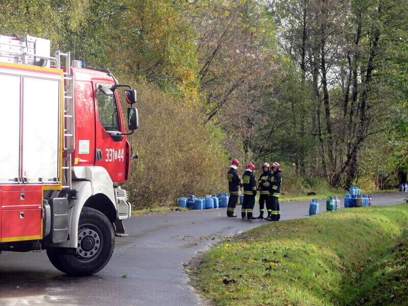 Butle z gazem wypadły z przyczepy. Wierzejska nieprzejezdna