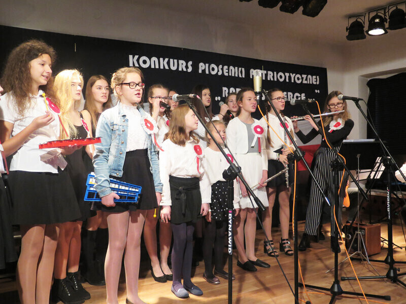 Patriotyczne śpiewanie w piotrkowskiej Piomie