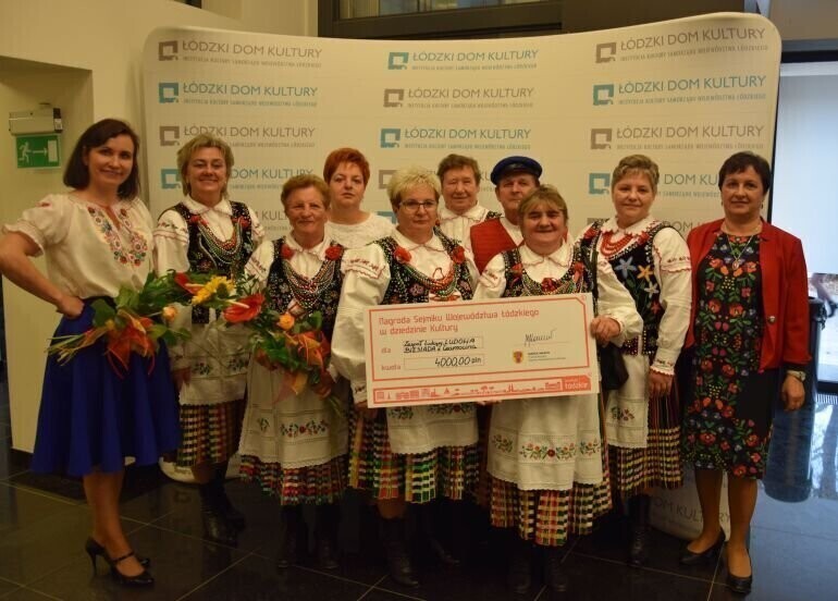 Ludowa Biesiada z Czarnocina odebrała nagrodę