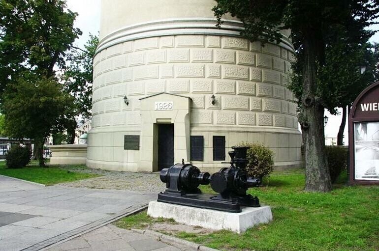 Przy wieży ciśnień stanie multimedialna Ławka Niepodległości