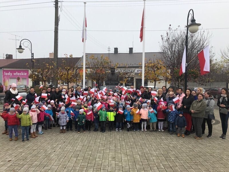 100 przedszkolaków zaśpiewało hymn