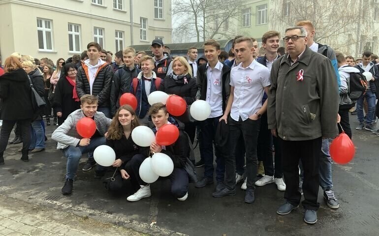 Uczniowie i nauczyciele z ZSP 1 wspólnie zaśpiewali hymn