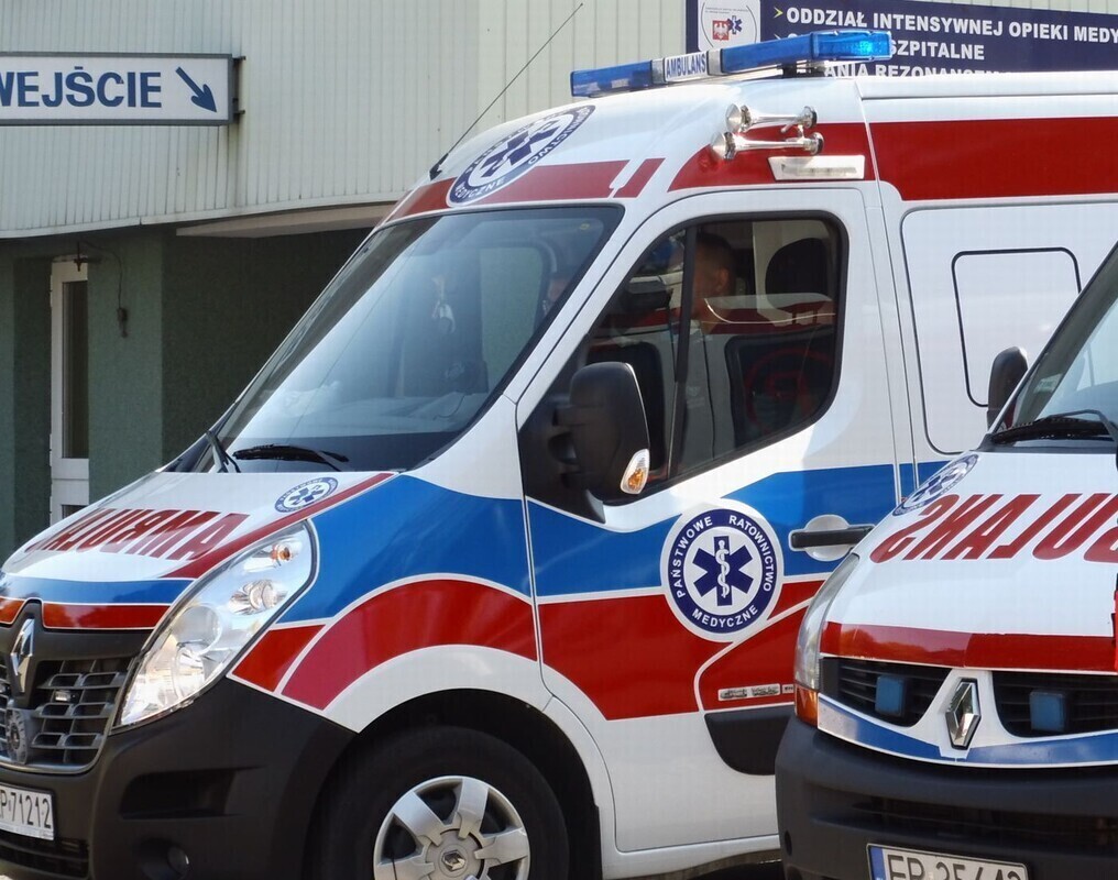 BMW wjechało w drzewo. Dwoje dzieci rannych