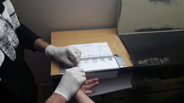 18- i 17-latek za alkohol i przekąski płacili cudzą kartą