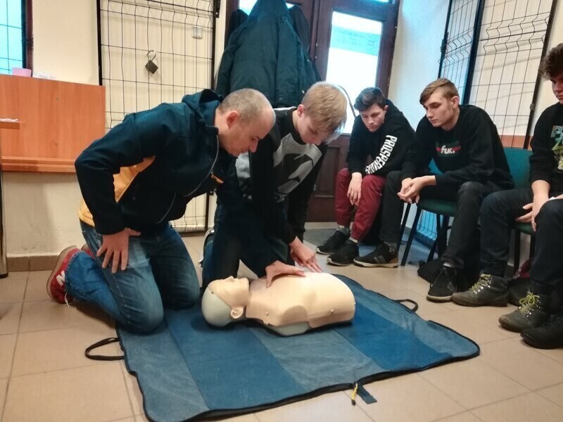 Młodzież uczyła się udzielać pierwszej pomocy przedmedycznej