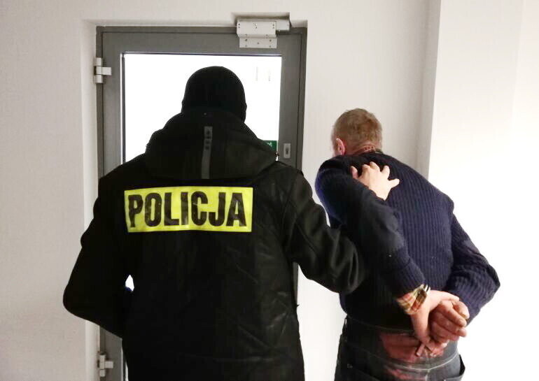 Znęcał się nad żoną. 54-latek z gminy Grabica odpowie też za rozbój i posiadanie broni