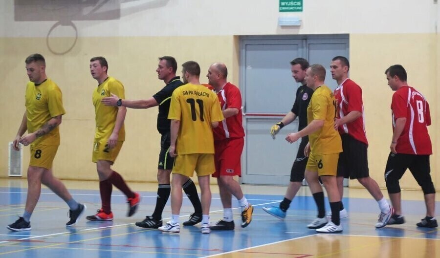 Drużyny klubów abstynenckich grały w halówkę