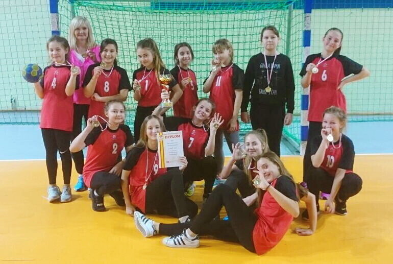 Piłkarki ręczne z SP 12 najlepsze w województwie