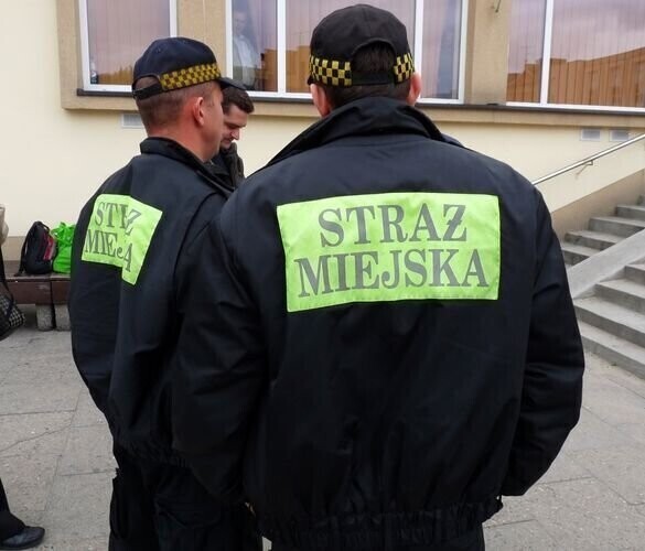 Porcjowali amfetaminę na parapecie komendy Straży Miejskiej