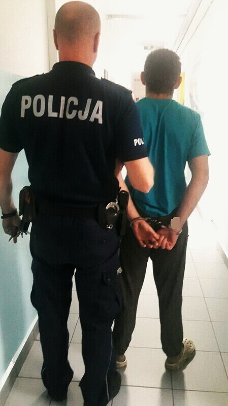 Nie dostali wody więc wybili szybę w oknie