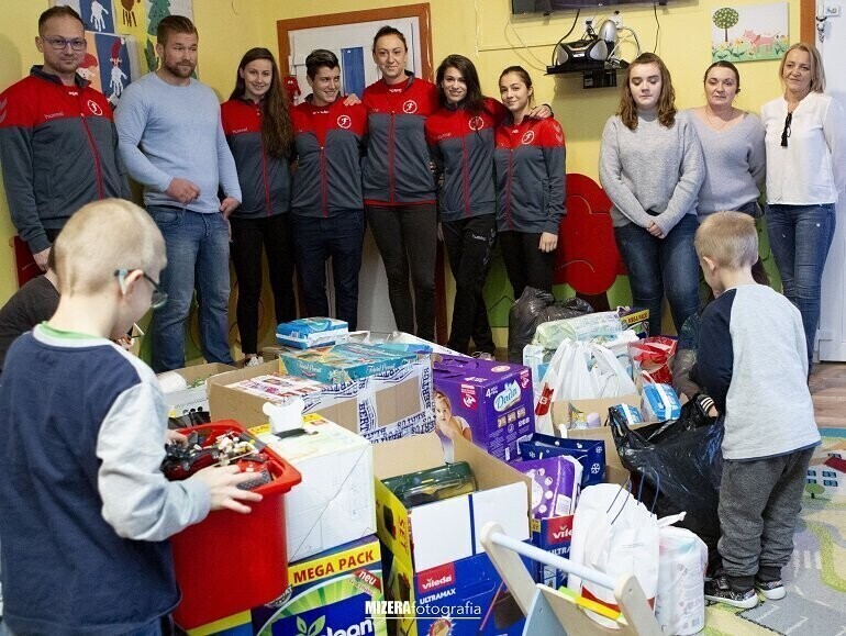 Sportowcy nie tylko grają ale też pomagają