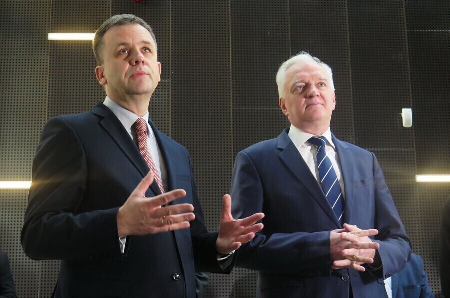 Minister Gowin oglądał piotrkowską mediatekę