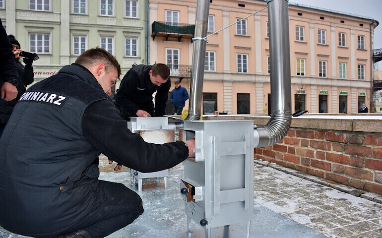 Uczyli jak oszczędniej palić w piecu