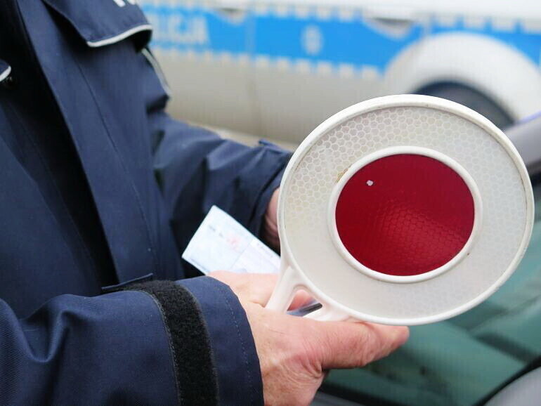 Opel 30-latka emitował uprzywilejowane sygnały dźwiękowe. Mężczyznę zatrzymała policja