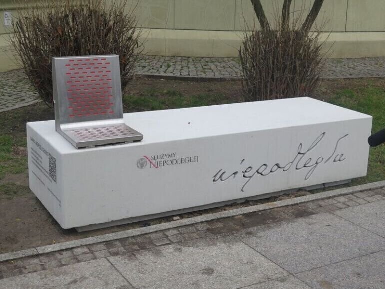 Ławka niepodległości stanęła przy wieży ciśnień