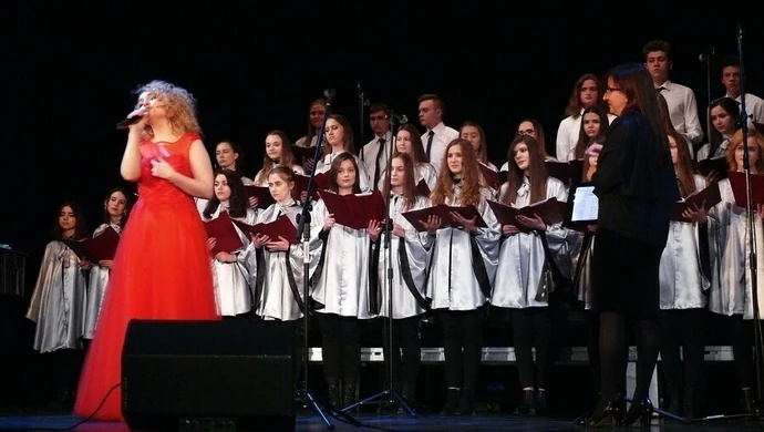 Olga Zozula i chór II LO wspólnie na scenie MOK