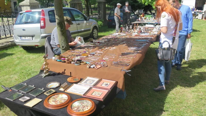 Giełda staroci przy piotrkowskim Muzeum