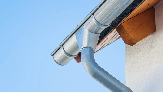 Malowanie rynien: kiedy i jaką farbą?