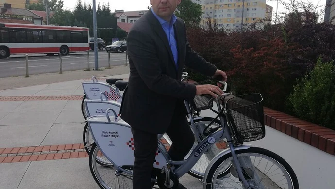 100 wypożyczeń dziennie, 700 użytkowników