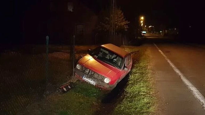 Na prostym odcinku drogi zjechał do rowu. Kierowca golfa był pijany 