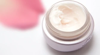 W poszukiwaniu kosmetyków do pielęgnacji okolicy oczu