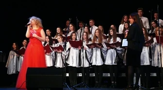 Olga Zozula i chór II LO wspólnie na scenie MOK