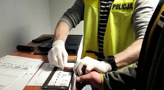 Rozbój na Starym Mieście. 31-latek zastraszał i okradł nastolatków 