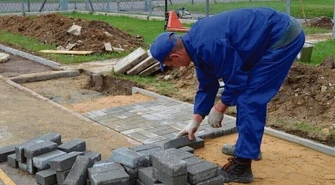 Połowa &#8222;siedzi&#8221;, połowa pracuje 