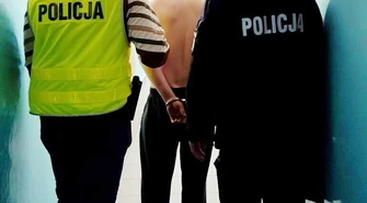 Kompletnie pijany mężczyzna próbował wejść do zamkniętego sklepu