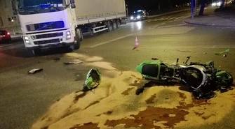 Motocyklista zderzył się z tirem