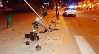 Pijany kierowca uderzył w sygnalizator. Ranne dwie nastolatki 