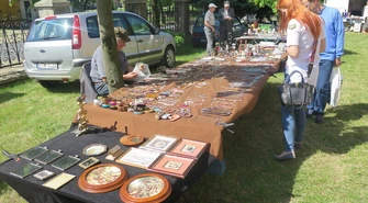 Giełda staroci przy piotrkowskim Muzeum