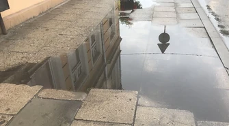 Chodnik przy ul. Wojska Polskiego w fatalnym stanie 