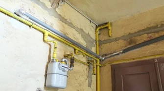 Połowa kamienicy w remoncie, połowa się wali 