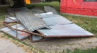 Porwana przez wiatr metalowa wiata uszkodziła samochód