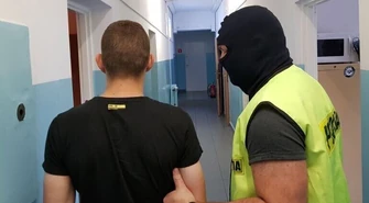 Przed policją schował się pod podłogą 