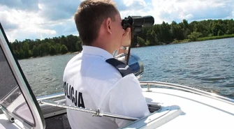 Pół godziny dryfował w wodzie. Pomogli policjanci 