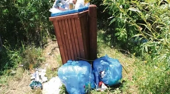 Rekreacja ze śmieciami w tle