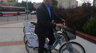 100 wypożyczeń dziennie, 700 użytkowników