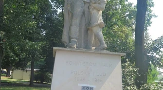 Kolejny pomnik oklejony