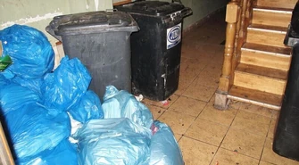 Śmieci składują na klatce schodowej 