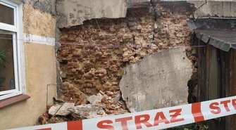 Walące się ściany w samym sercu miasta