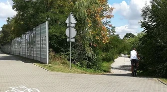 Niebezpieczny zjazd przy ul. Miast Partnerskich w Piotrkowie