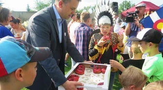 Woda, pączki i… piękny uśmiech. W Piotrkowie ruszyła kampania wyborcza