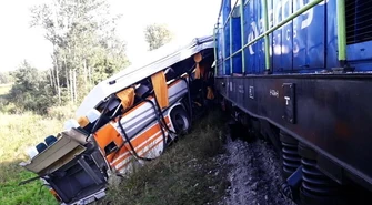 Autobus wjechał pod lokomotywę