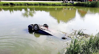 20-latek wjechał hondą do stawu 
