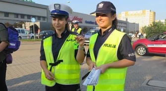 Rozdawali uczniom kamizelki i opaski odblaskowe